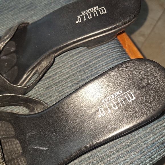 Munro American Black Leather Slides- 12 medium, gently used! - Picture 4 of 9